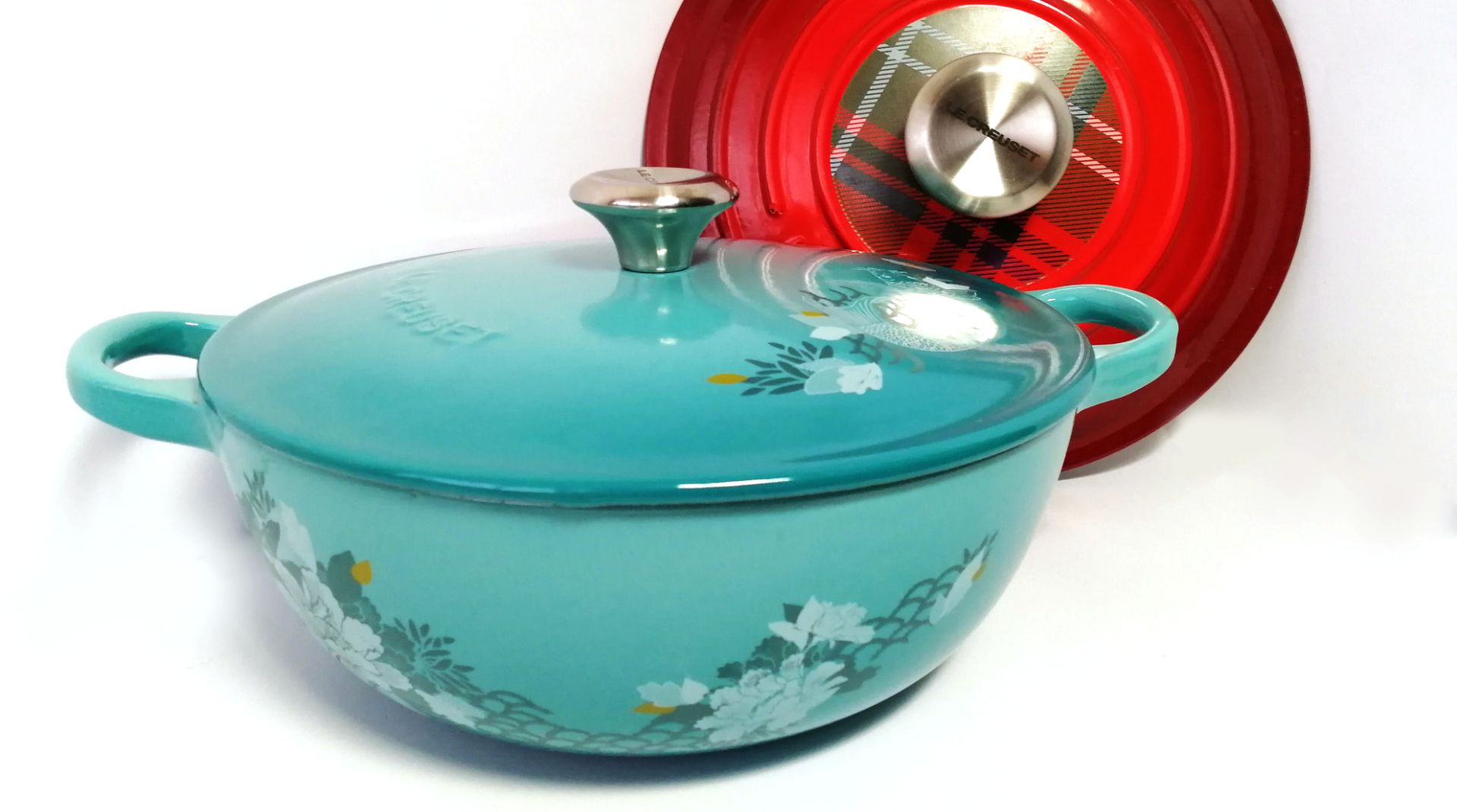 Cocotte en fonte émaillée Le Creuset | décoration façon porcelaine de Limoges par Artoria